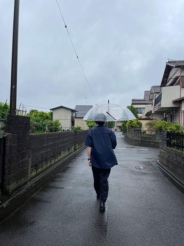 雨の中をハンターの長靴を履いて歩いている写真