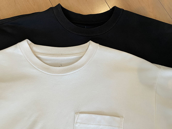 涼感UVカットワイド半袖Tシャツ２枚を床に置いて撮った写真