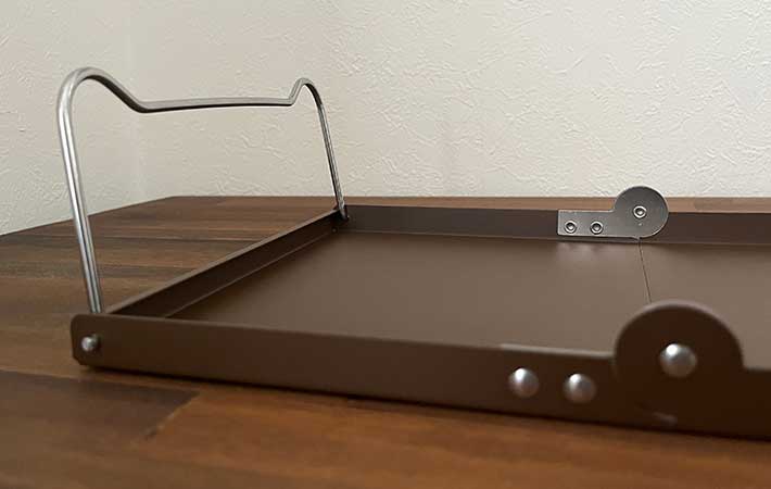 『スヌーピーデザインのスチール製テーブル』足を起こす