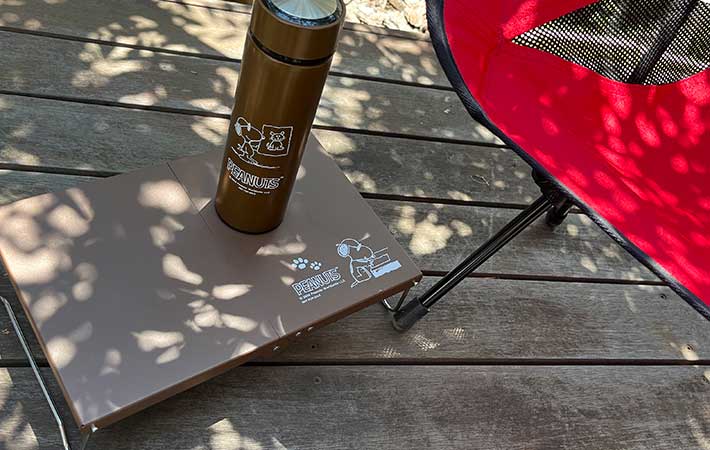 『スヌーピーデザインのスチール製テーブル』と『スヌーピーデザインの真空断熱ボトル』
