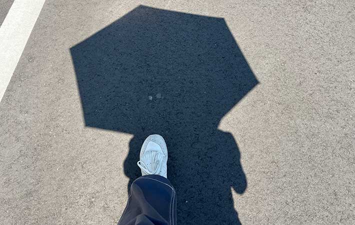 傘さしてる影