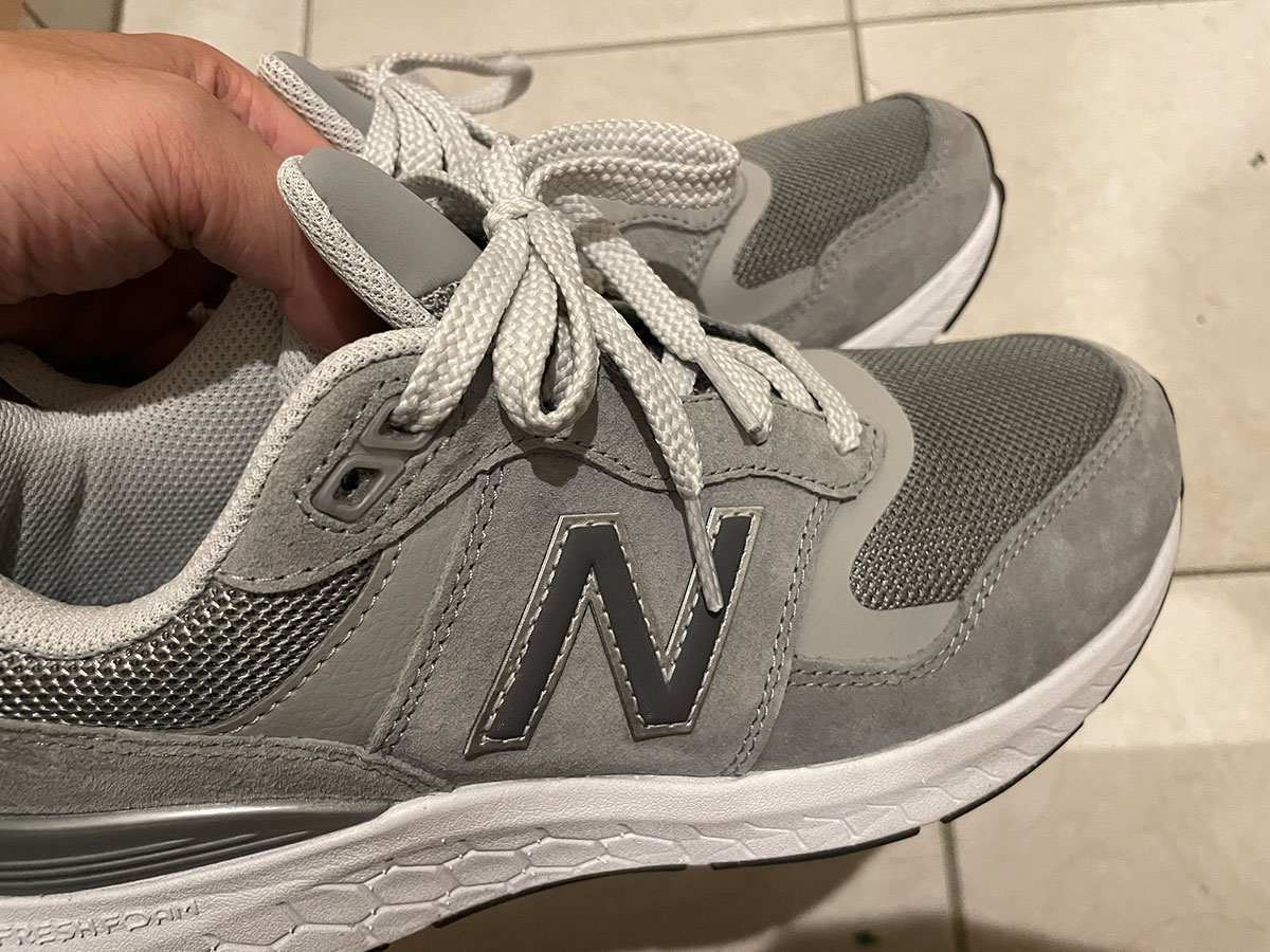 あ*ん様 【新品未使用】New Balance 880 グレー スニーカー 1000足以上履いてきた元靴屋の店員 ニューバランスは『880』はトップ3