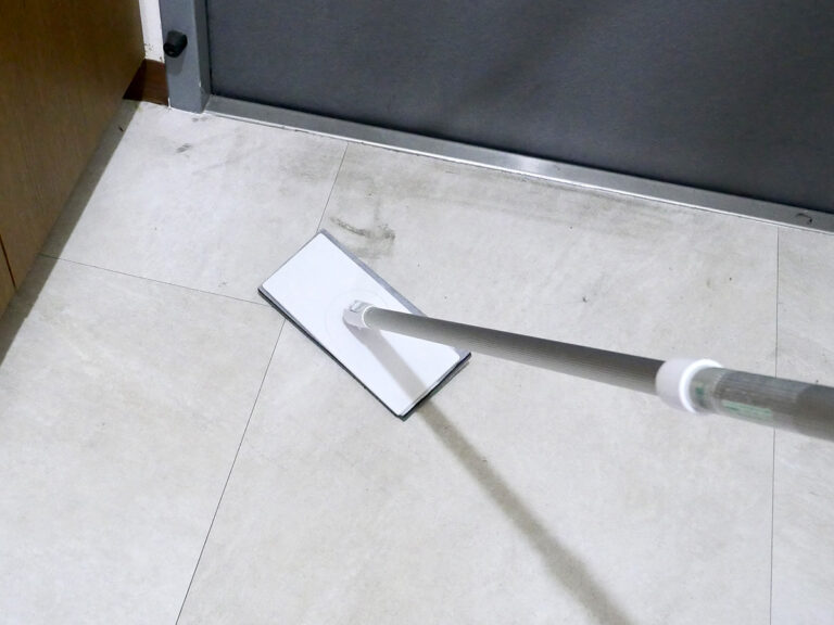 マジで水だけです！」洗剤不要の『アズマブラシ』で玄関の黒ずみ汚れが