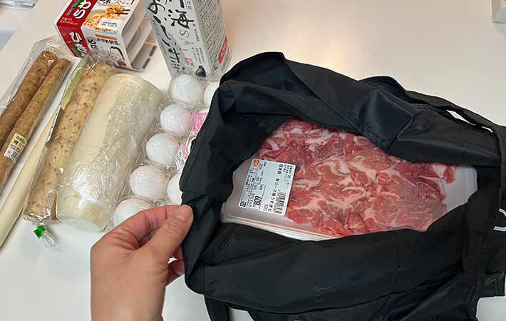 『DEAN & DELUCA』エコバッグ　お肉のパックが横にならずに収まる様子