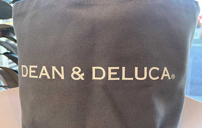 『DEAN & DELUCA』ロゴアップ