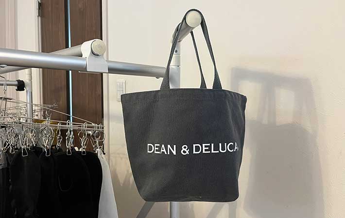 『DEAN & DELUCA』トートバッグを部屋干しする様子