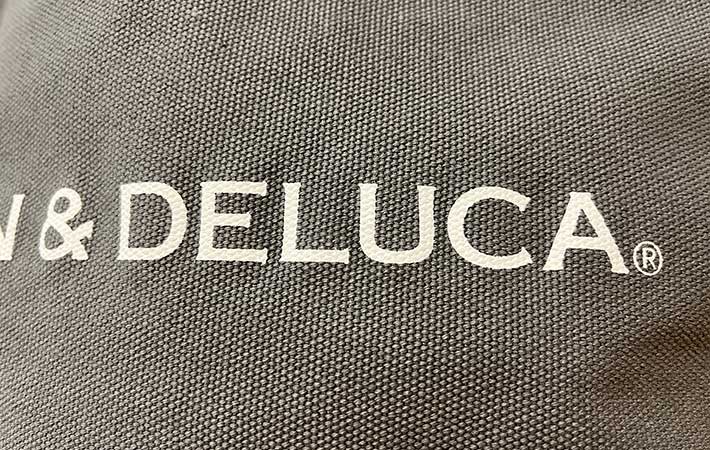 洗って乾いた後の『DEAN & DELUCA』ロゴアップ