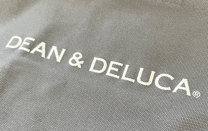 『DEAN & DELUCA』ロゴアップ