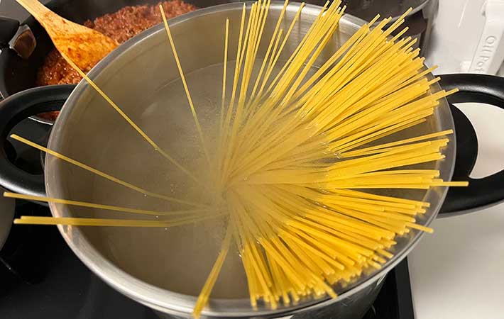 鍋でパスタをゆでる様子<img loading=