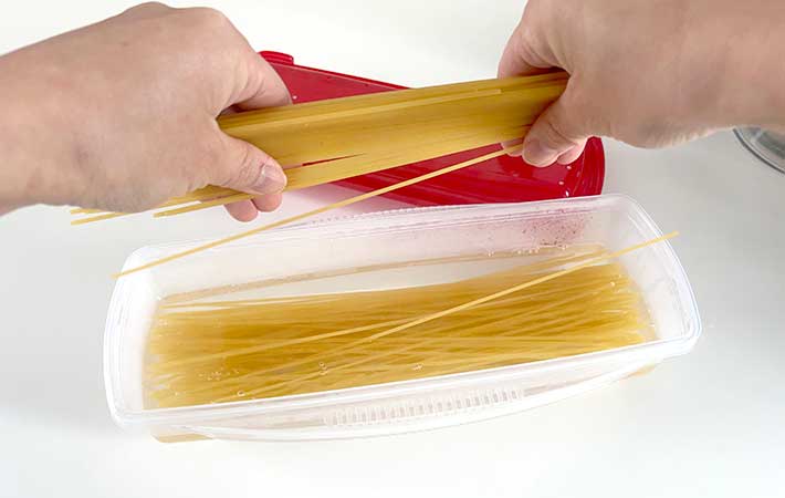 『絶品レンジでパスタ』パスタを入れる