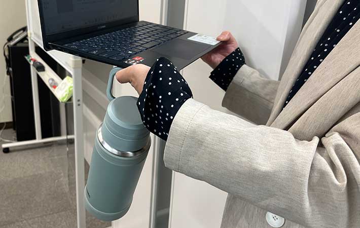 サーモスの水筒JOY-750 ASGを持っての社内移動
