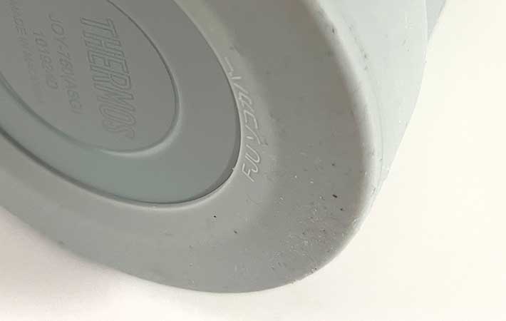 サーモスの水筒JOY-750 ASG　シリコンカバーにホコリ