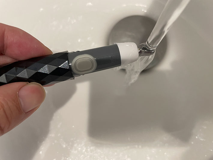貝印　スティックシェーバーを水洗いしている写真