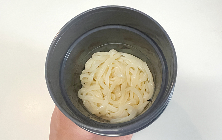 サーモス『ヌードルコンテナー そと麺』麺を入れる容器にうどん1玉入れた様子