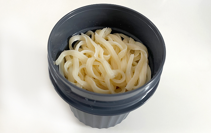 サーモス『ヌードルコンテナー そと麺』麺を入れる容器にうどん2玉入れた様子