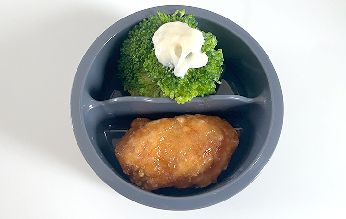 サーモス『ヌードルコンテナー そと麺』トッピングやおかずを入れる容器におかずを入れた様子