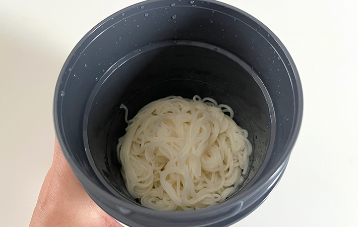 サーモス『ヌードルコンテナー そと麺』にそうめん1把を入れた様子