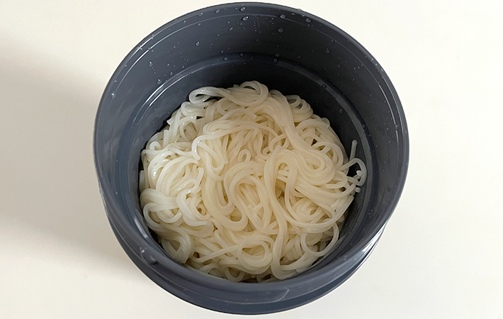 サーモス『ヌードルコンテナー そと麺』にそうめん2把を入れた様子