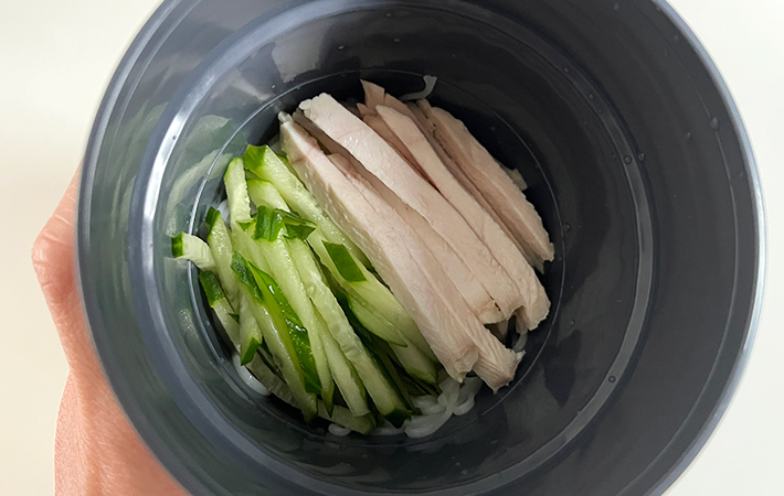 サーモス『ヌードルコンテナー そと麺』そうめんの上に具を載せた様子