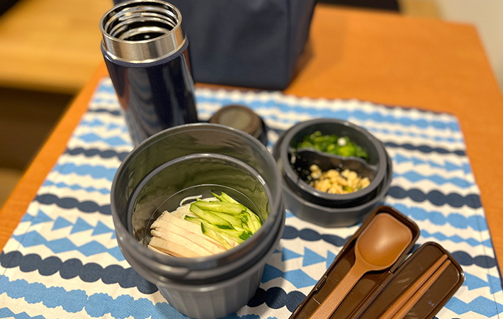 サーモス『ヌードルコンテナー そと麺』オフィスで広げた様子