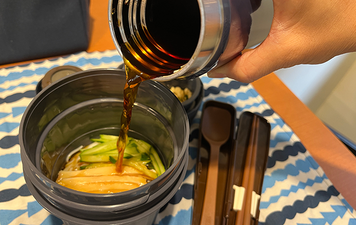 サーモス『ヌードルコンテナー そと麺』麺つゆをかける