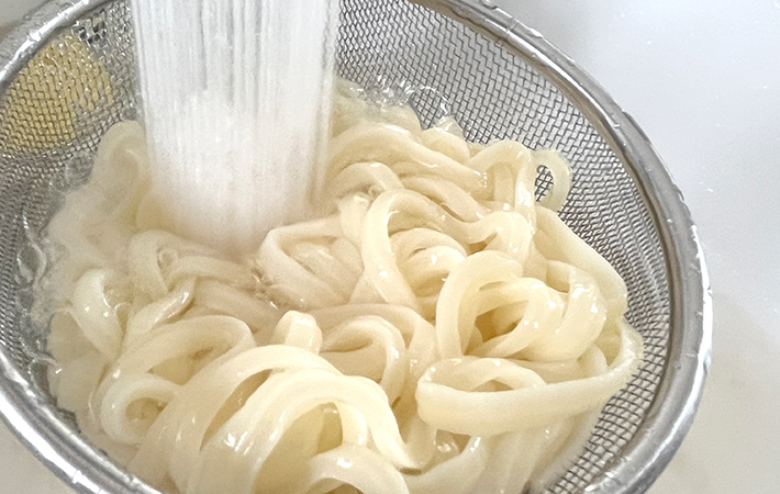 うどんを洗う様子