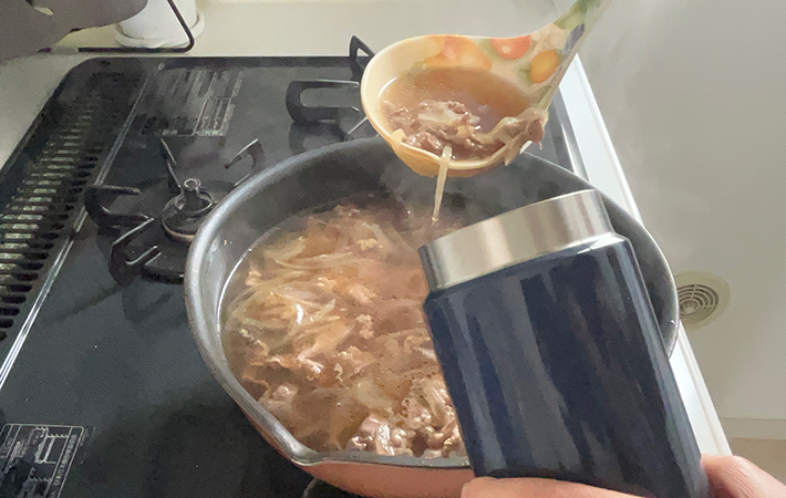 サーモス『ヌードルコンテナー そと麺』スープジャーにつゆを注ぐ様子