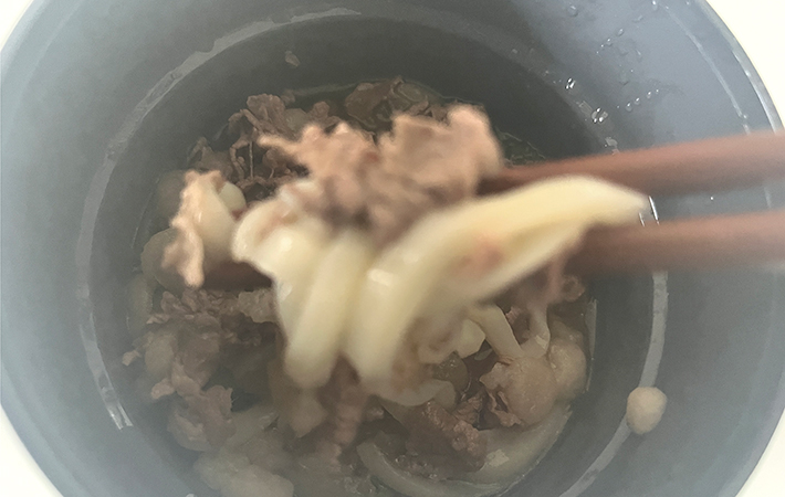 『ヌードルコンテナー そと麺』カメラが湯気でくもる様子