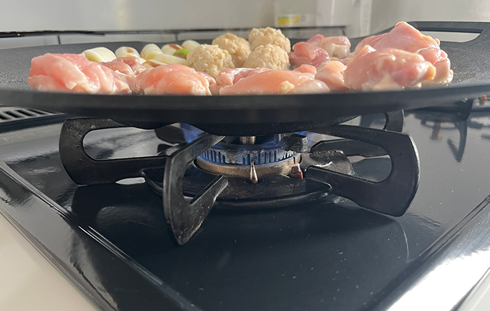 JHQ『マルチグリドル』焼きとり丼の材料を焼くコンロの火