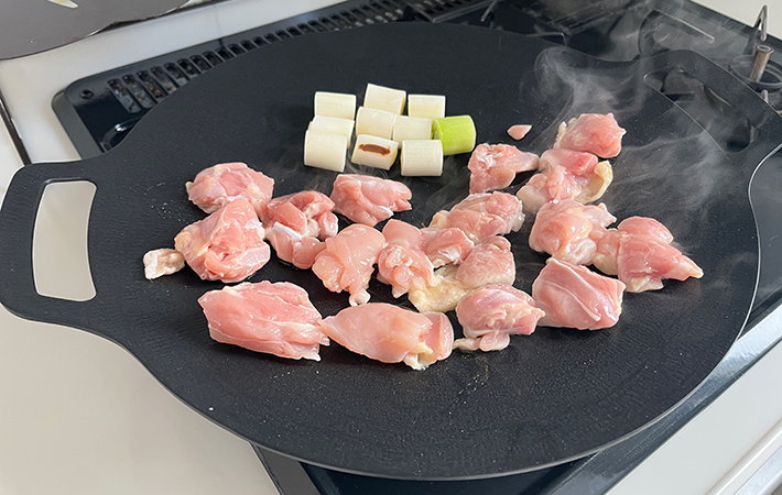 JHQ『マルチグリドル』焼きとり丼の材料を焼く width=