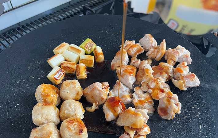 JHQ『マルチグリドル』焼きとり丼の材料にタレをかける