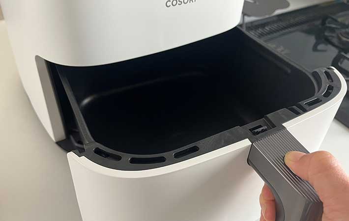 COSORI　バスケット引き出す様子