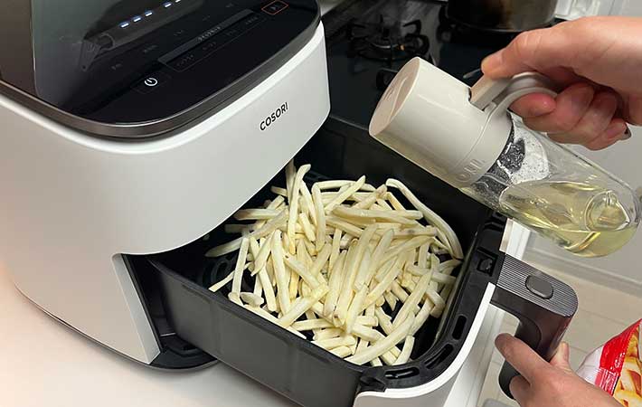 COSORIのバスケットに冷凍ポテトを入れる