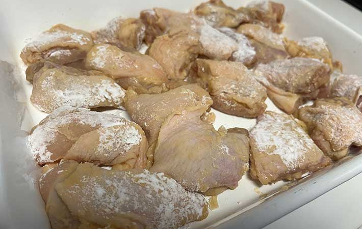 片栗粉をまぶした鶏肉