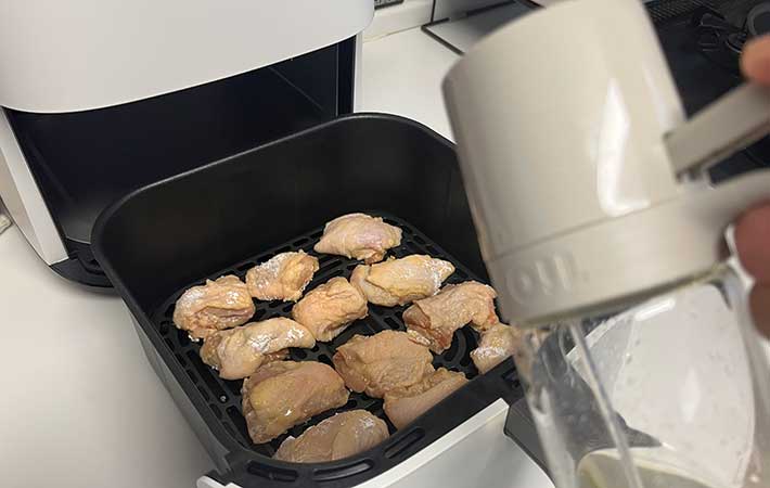 COSORI　鶏肉をバスケットに入れてオイルスプレー