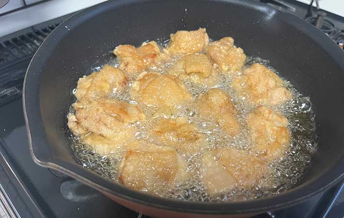 油で揚げる唐揚げ