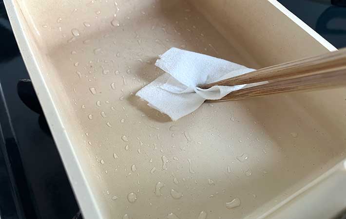 キッチンペーパーで油を伸ばす