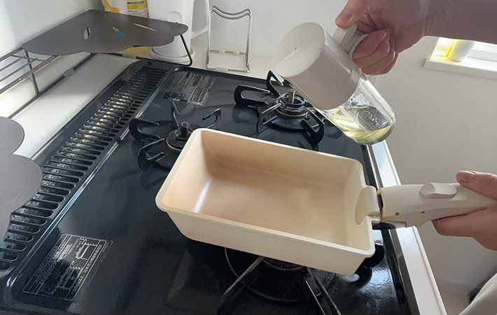 卵焼きを作る様子