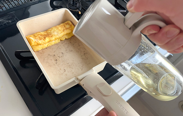 卵焼きを作る途中で油を足す様子