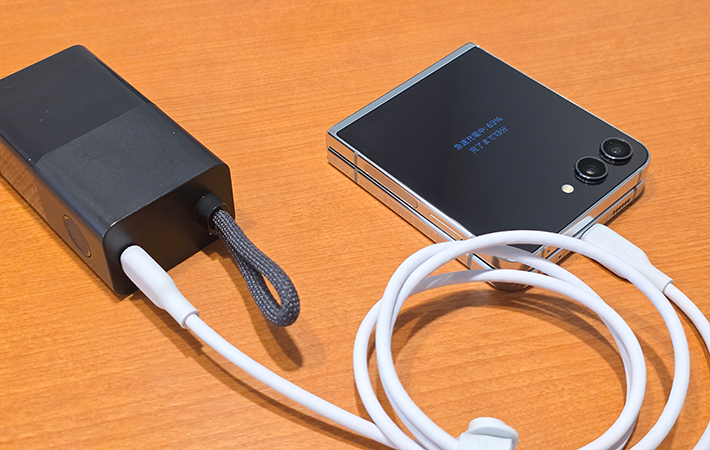 Anker 511 Power Bankをモバイルバッテリーとして使用している様子