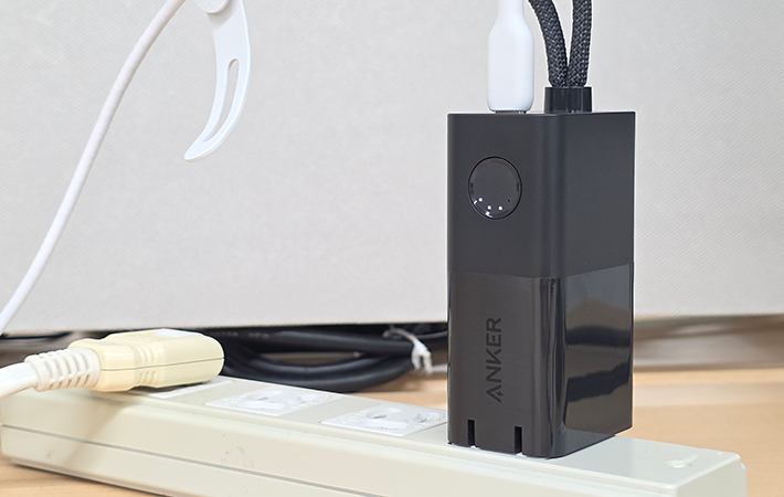 コンセントに接続されたAnker 511 Power Bank