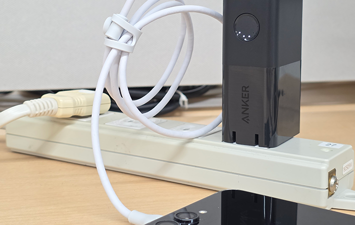 Anker 511 Power Bankでスマホを充電している様子