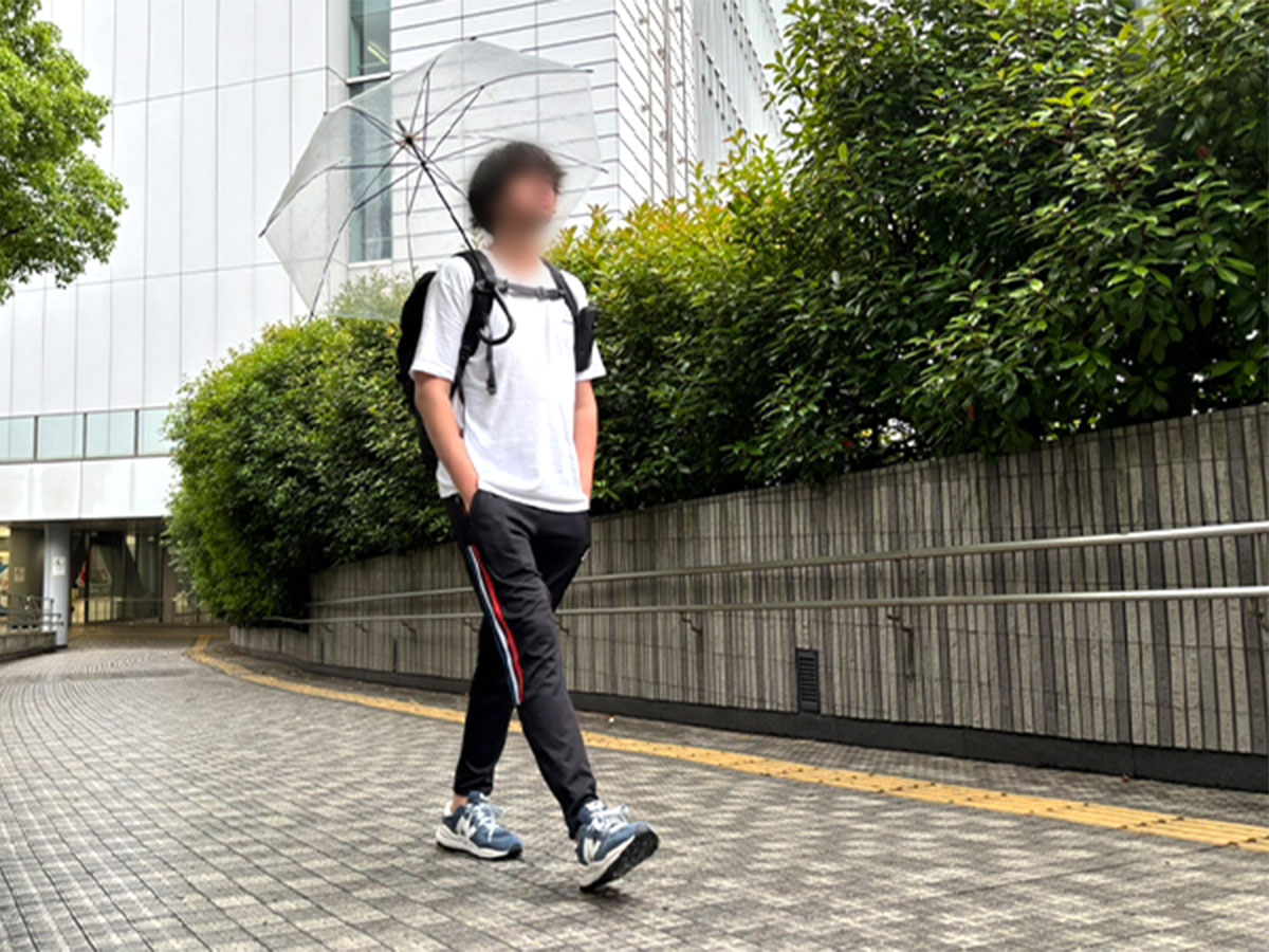 雨の日対策】「傘ぽん」は手や荷物を濡らすことなく濡れた