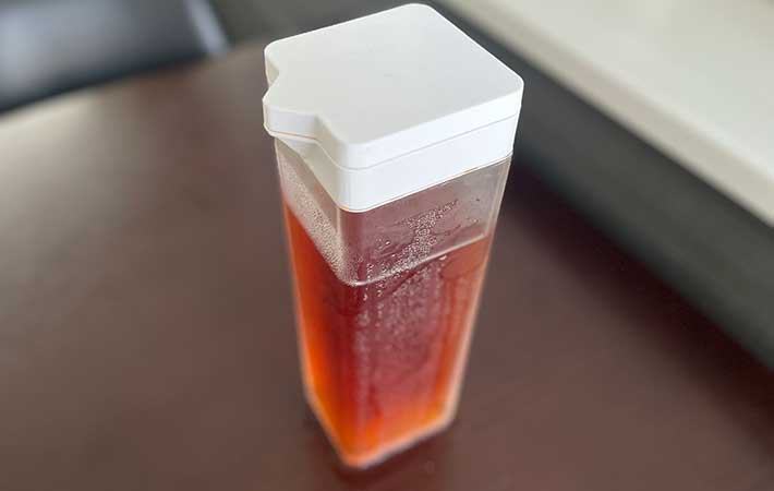 冷たいお茶のポットが結露する様