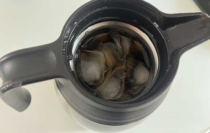サーモス2ℓ卓上ポットにお茶と氷を入れる