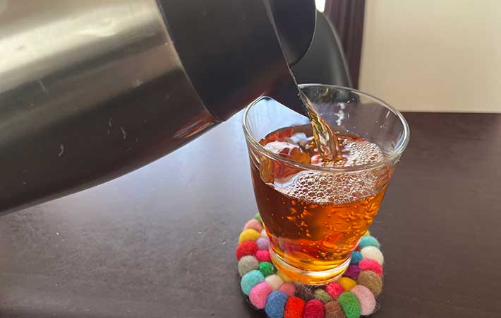 サーモス2ℓ卓上ポットからお茶を注ぐ様