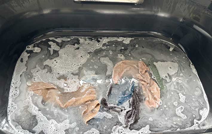 バスタブでタオルをオキシ漬けする様子