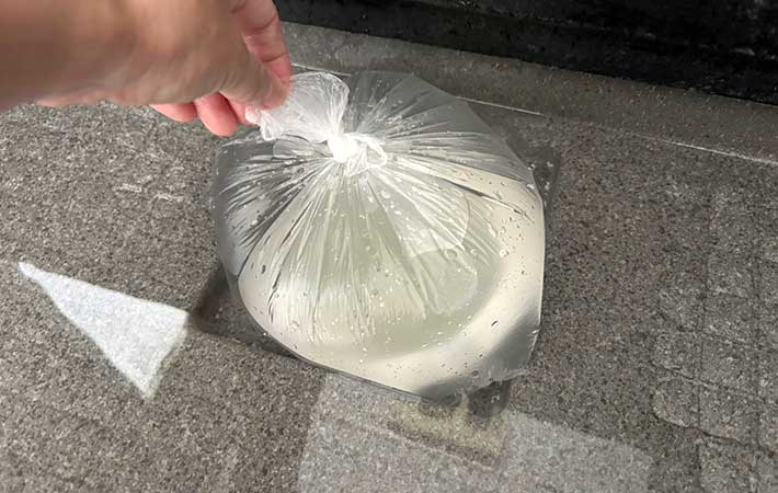 排水溝に水のうでフタ