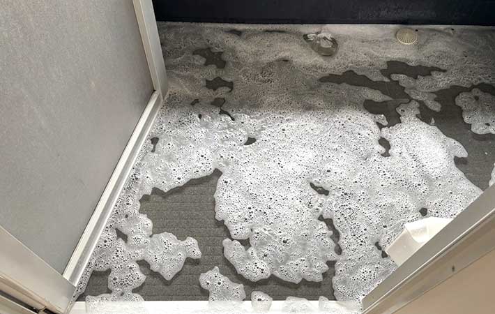 床一面にオキシ溶液をはった様子