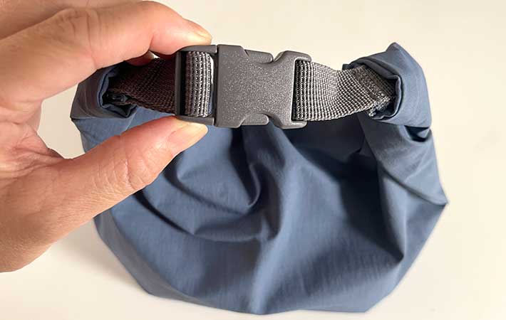 無印良品『高さを変えられる ランチバッグ ロールトップタイプ 大』バックルを留める